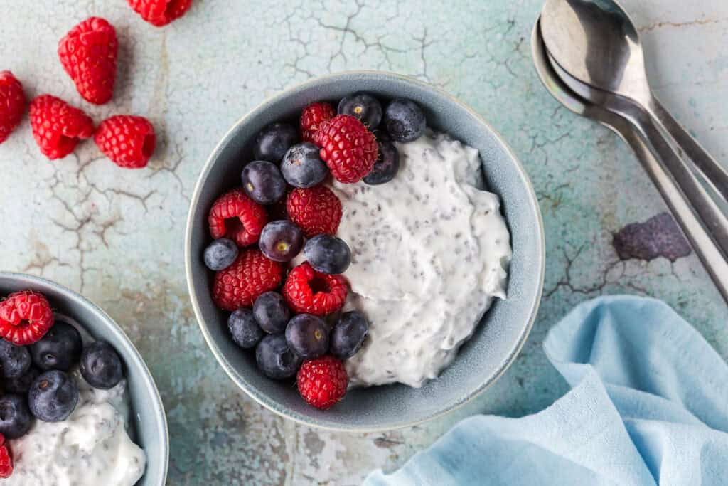 10 High Protein Breakfasts Under 400 Calories 1. greek yogurt berry bowl