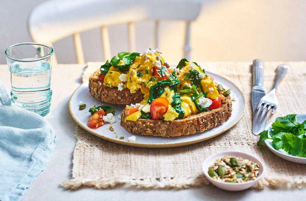 10 High Protein Breakfasts Under 400 Calories 2. spinach feta egg scramble