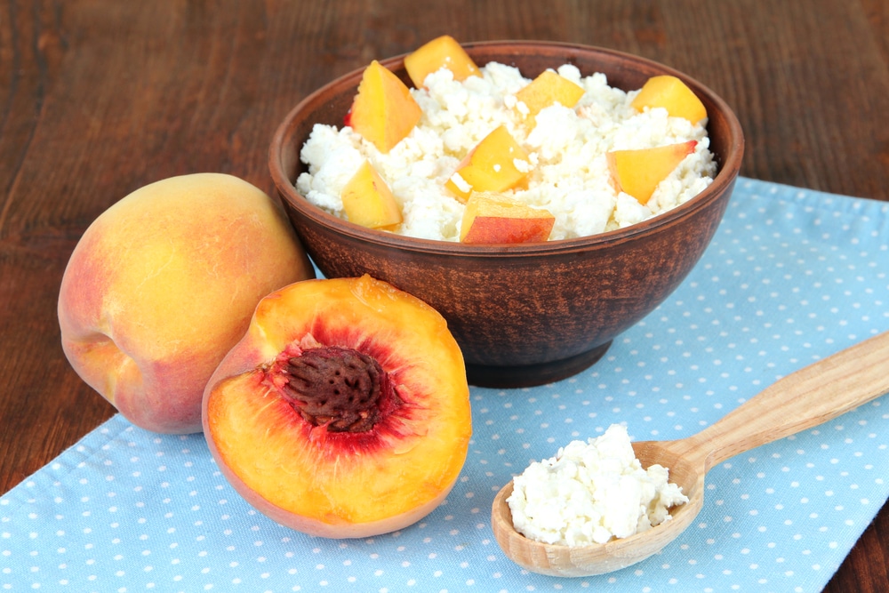 10 High Protein Breakfasts Under 400 Calories 5. cottage cheese and peaches